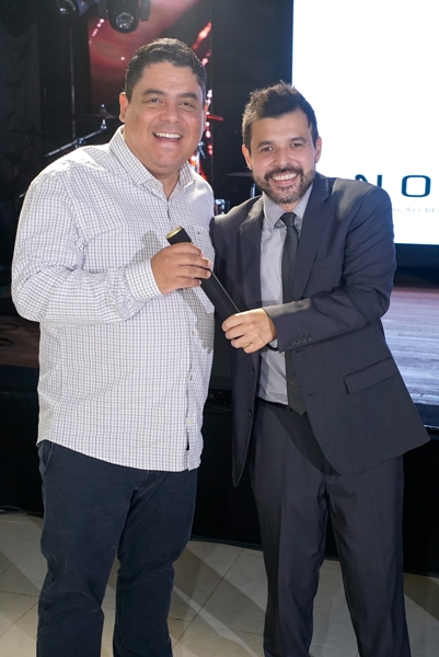 Ortopedia: Dr. Masxuel Fidelis entrega para o formando Dr. Danilo Henrique Lanziani Neves