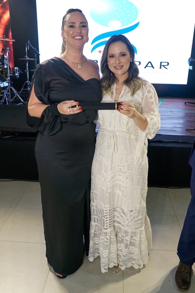 A Dra. Renata Acacio Vitorino entrega para a formanda Dra. Juliana Martins