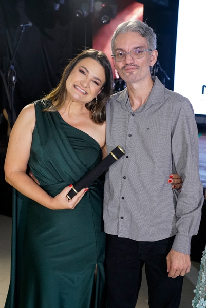 O Dr. Eduardo Verdelho entrega para a formanda 