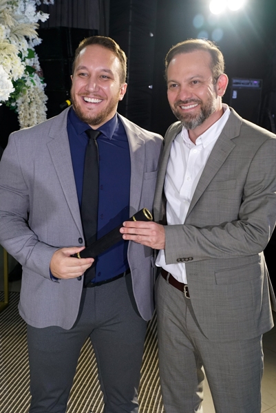 O Dr. Kelson Rudy Ferrarini entrega para o formando Dr. Bruno Ribas da Silva