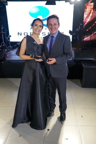 O Dr. Eguimar Martins entrega para a formanda Dra. Glesiê Bertulucci Martins Machado