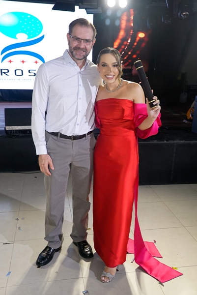 O Dr. Dr. Luciano Daniels entrega para a formanda Dra. Giovana Rodrigues