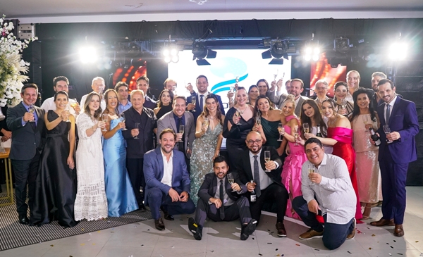 Após a solenidade, formandos e preceptores brindaram o momento de realização