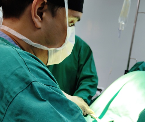 Dr. Diego Dorneles durante a Cirurgia de Transferência Muscular