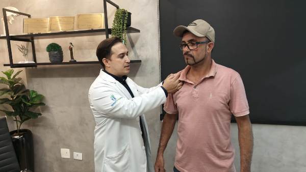 Benício ainda é acompanhado pelo Dr. Diego Dorneles e relata a mudança de vida após a cirurgia