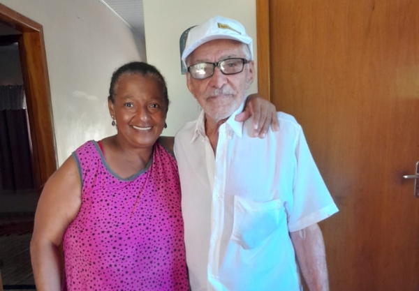 Gildete trabalha como cuidadora do Seu Celestino, que tem mais de 90 anos e não dispensa a companhia da amiga.