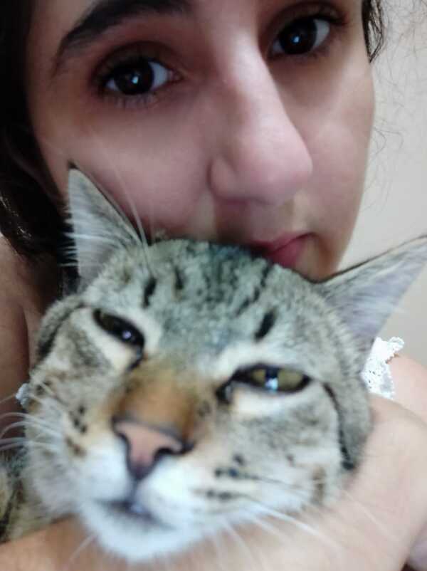 Cris e sua gata Pipoca, que sofreu eutanásia por doença renal