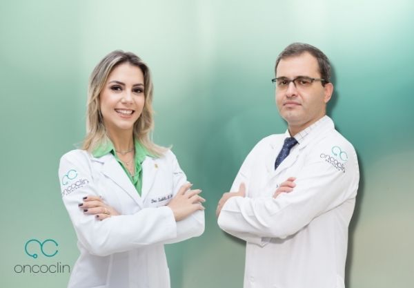 Dra. Isabella e Dr. Eduardo, médicos oncologistas, alertam para os cuidados que devem ser tomados antes de sair de férias