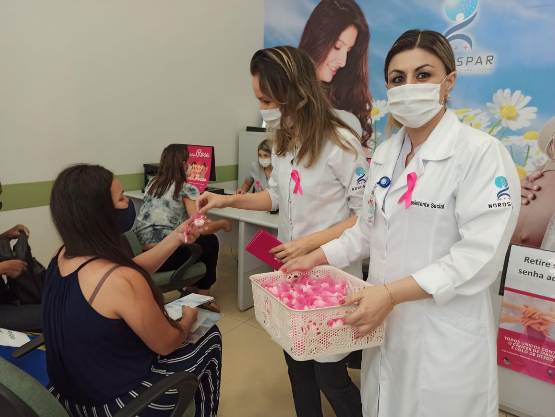 Todas as mulheres que participaram da palestra receberam panfletos e brindes