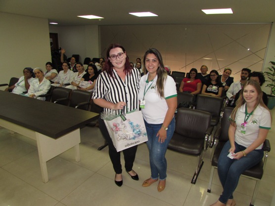 A psicóloga Bruna Morgana foi homenageada pela equipe do Nossa Senhora