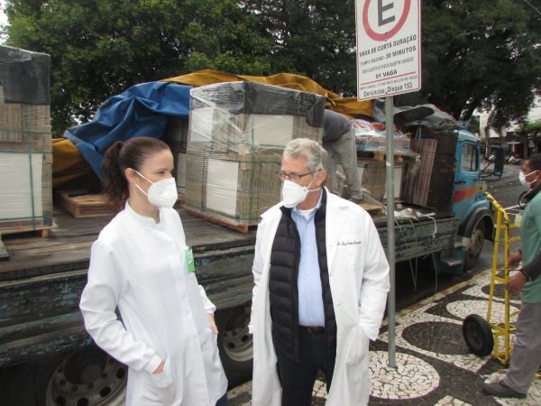 Dr. Luiz Carlos Cortez Derenusson e Joice Krominski Graça 