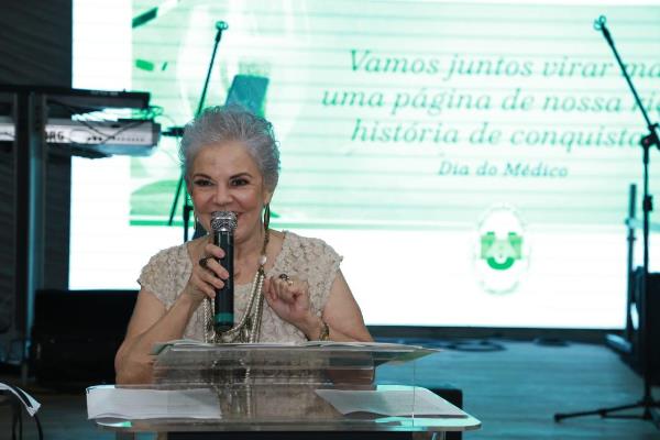 A médica pediatra Dra. Vera Márcia Paro Oliveira