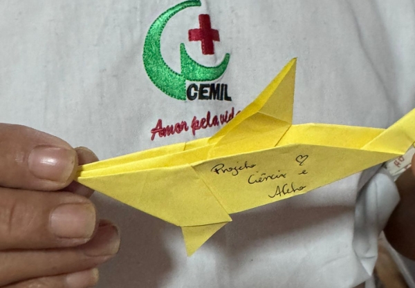 Os pacientes foram presenteados com origamis em forma de tubarão, confeccionados pelos voluntários