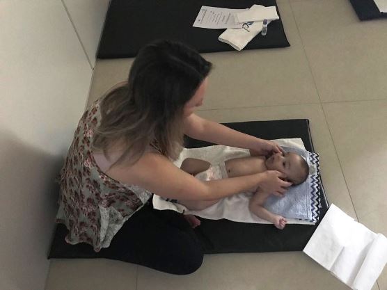 A massagem permite um momento especial entre mãe e filho