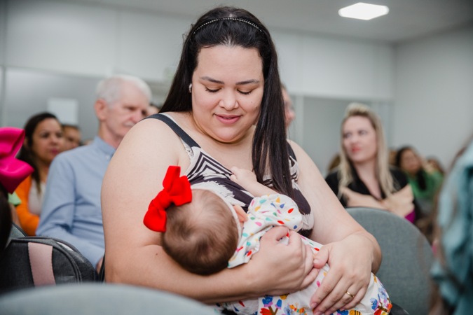 A mamãe Suelen e a pequena Antonella também são doadoras de leite do BLH Norospar. A Antonella distribuiu fofura durante todo o evento.