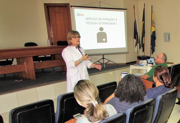 A assistente social do Cisa-Amerios, Claudia Alvim Gomes falou sobre o acolhimento ao paciente Ostomizado 